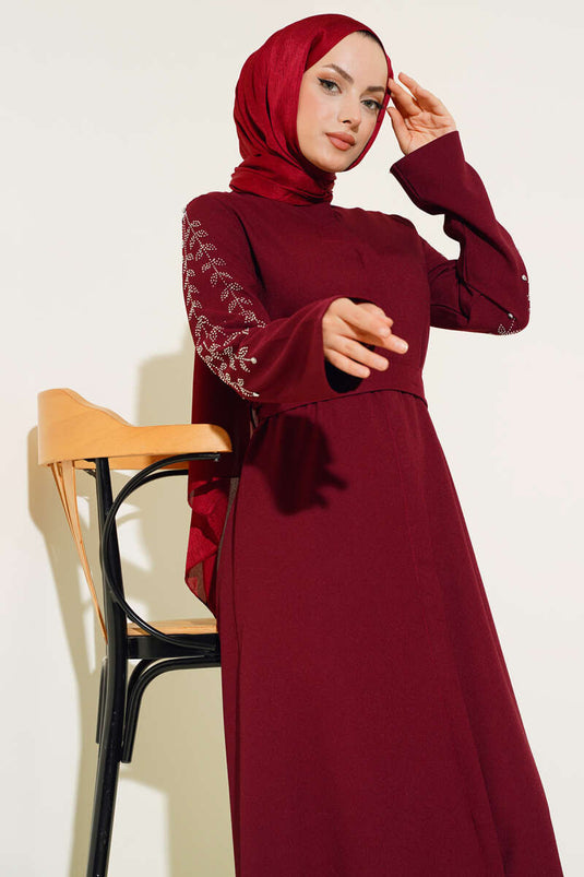 عباية بأكمام مزينة بالأحجار باللون الأحمر الداكن