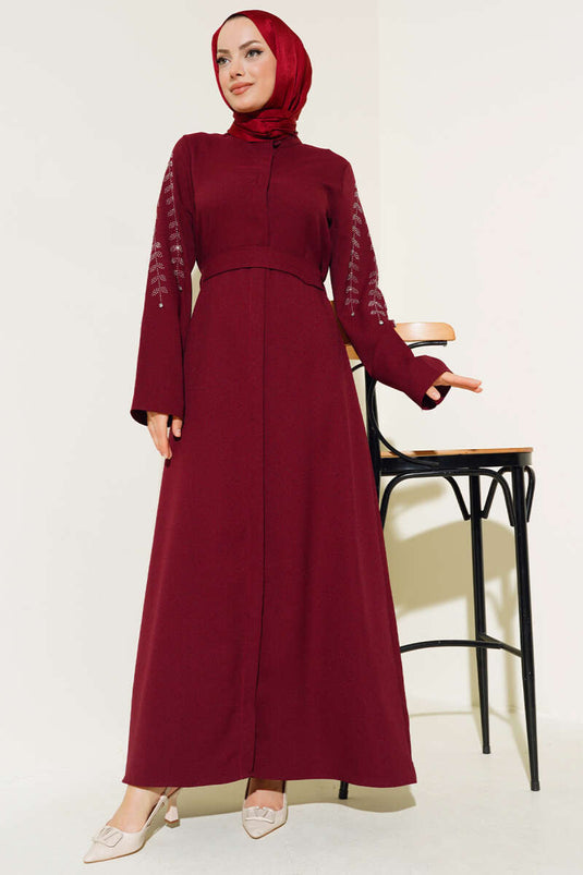 عباية بأكمام مزينة بالأحجار باللون الأحمر الداكن