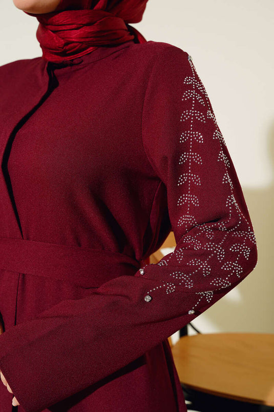 عباية بأكمام مزينة بالأحجار باللون الأحمر الداكن