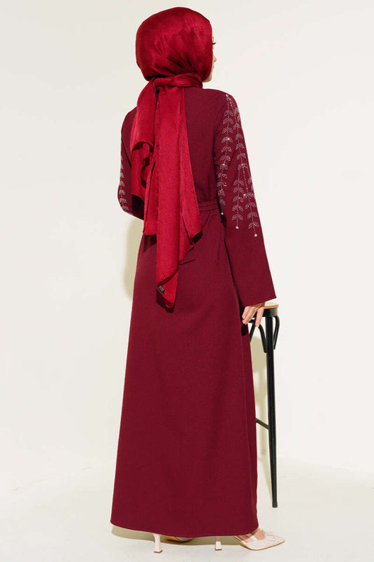 عباية بأكمام مزينة بالأحجار باللون الأحمر الداكن