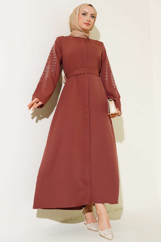 عباية بأكمام مزينة بالأحجار باللون العنابي