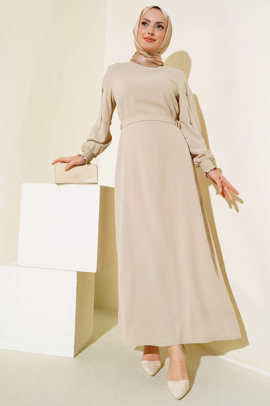 فستان بحزام مزين بالأحجار باللون البيج