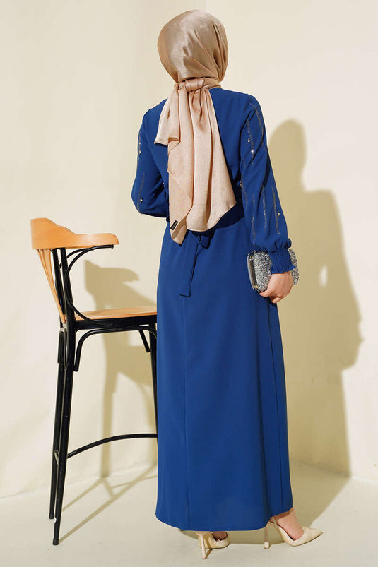 فستان بحزام وأكمام مزينة بالأحجار باللون النيلي