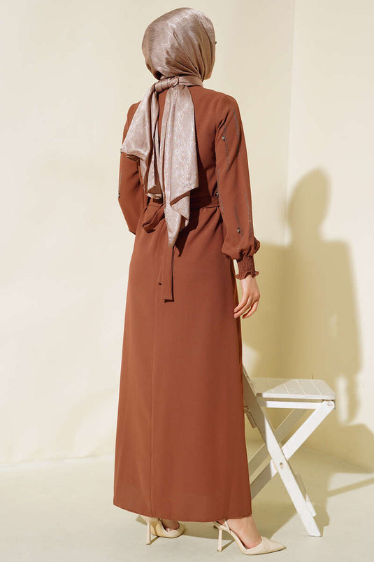 فستان بحزام مزين بالأحجار تان