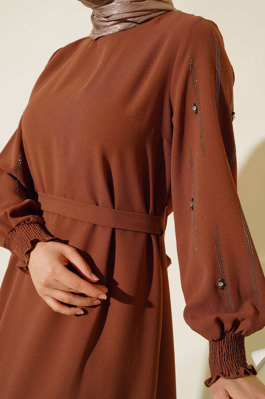 فستان بحزام مزين بالأحجار تان