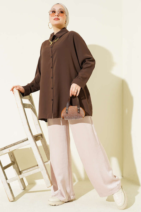 Camicia ampia a maniche lunghe con collo a pipistrello, colore caffè