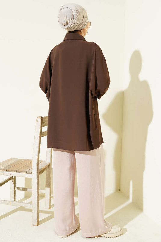 Camicia ampia a maniche lunghe con collo a pipistrello, colore caffè