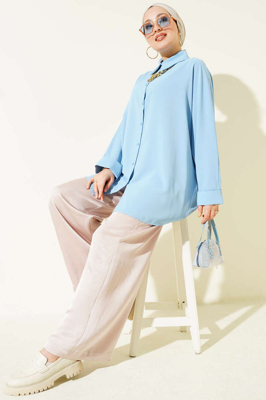 قميص واسع بأكمام خفاشية مع قلادة أزرق