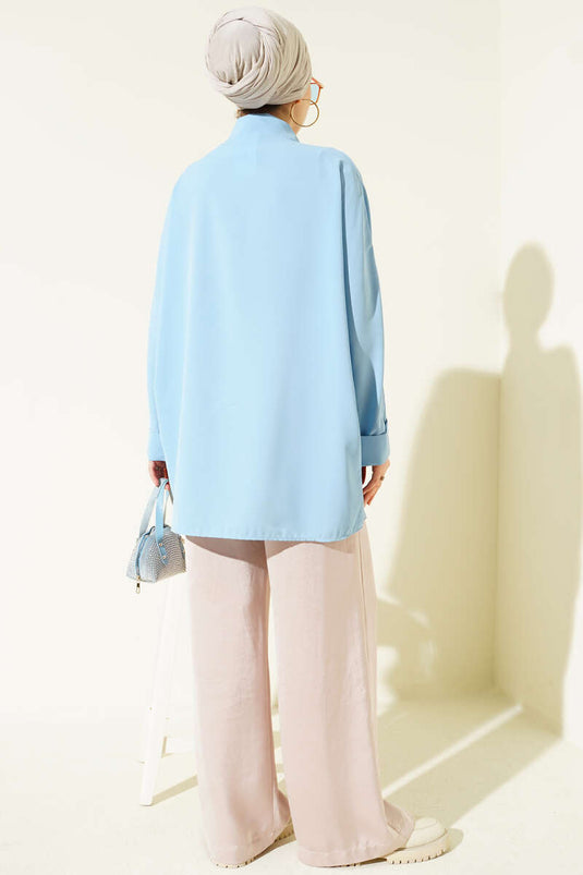 قميص واسع بأكمام خفاشية مع قلادة أزرق