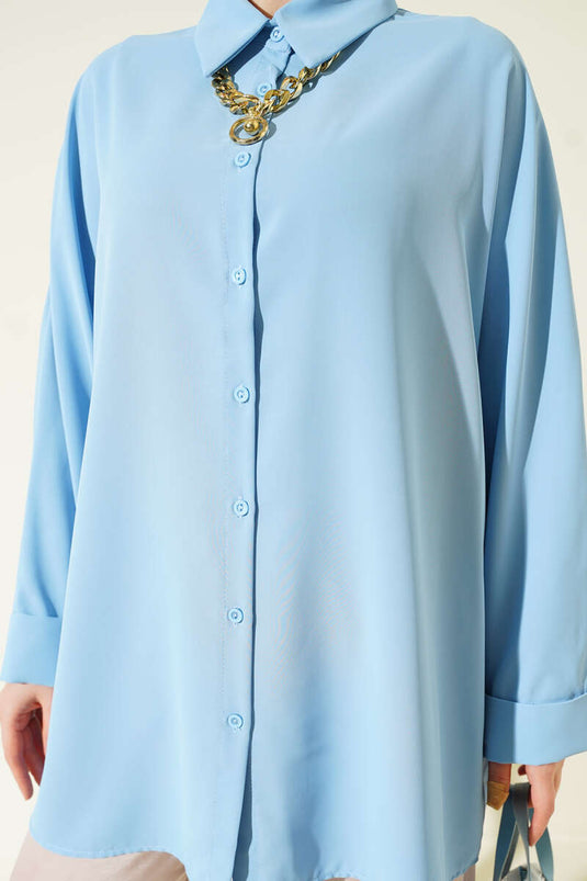 قميص واسع بأكمام خفاشية مع قلادة أزرق