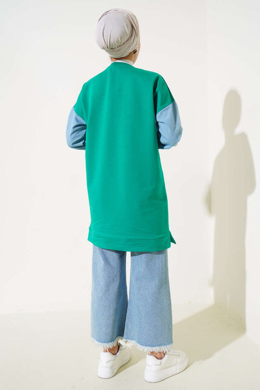 سترة من الدنيم مخططة بخيطين باللون الأخضر