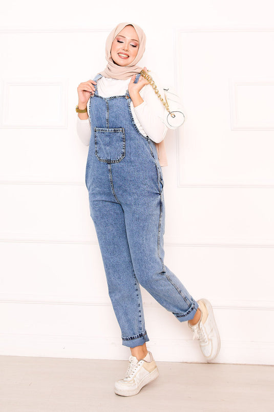 بنطلون جينز أزرق اللون من قماش البستاني