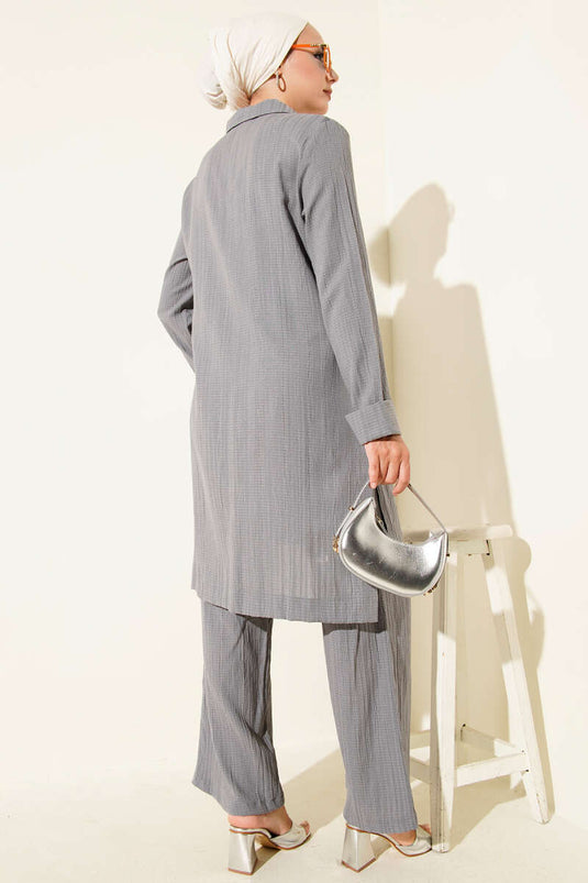 بدلة رمادية مكونة من قطعتين بسحاب نصف مجعد