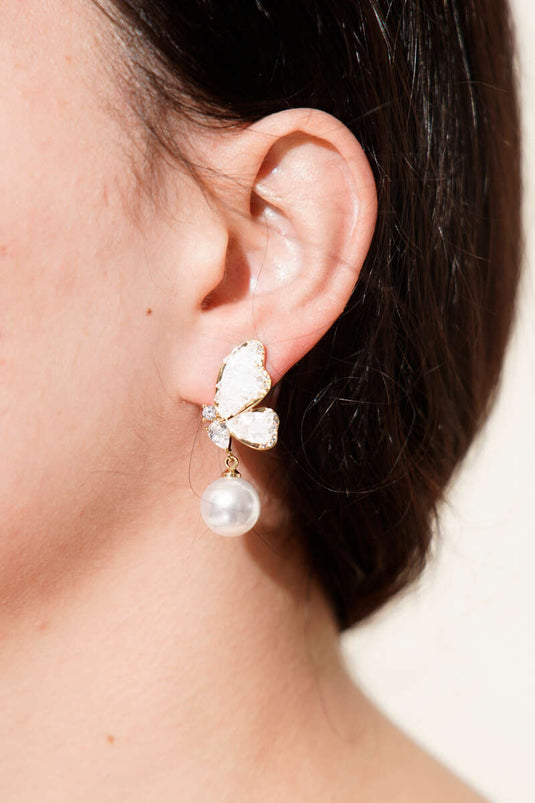 قرط ذهبي بتصميم جناح فراشة كريستال وقلادة لؤلؤية متدلية