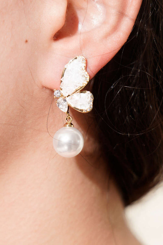 قرط ذهبي بتصميم جناح فراشة كريستال وقلادة لؤلؤية متدلية