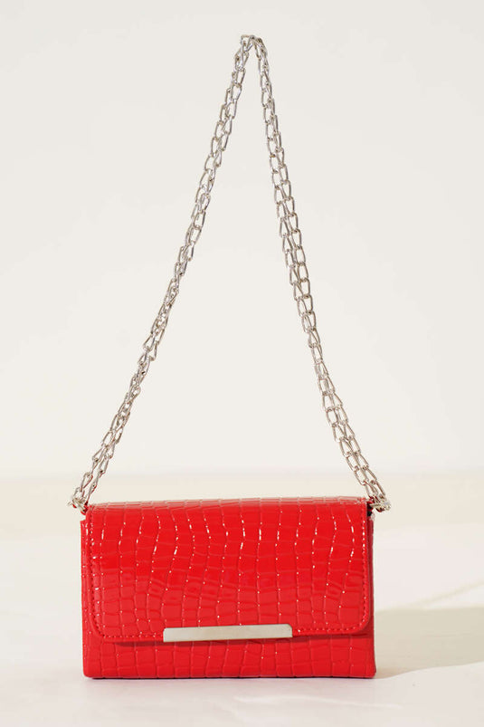 Rote Schultertasche mit Krokodil-Magnetkette