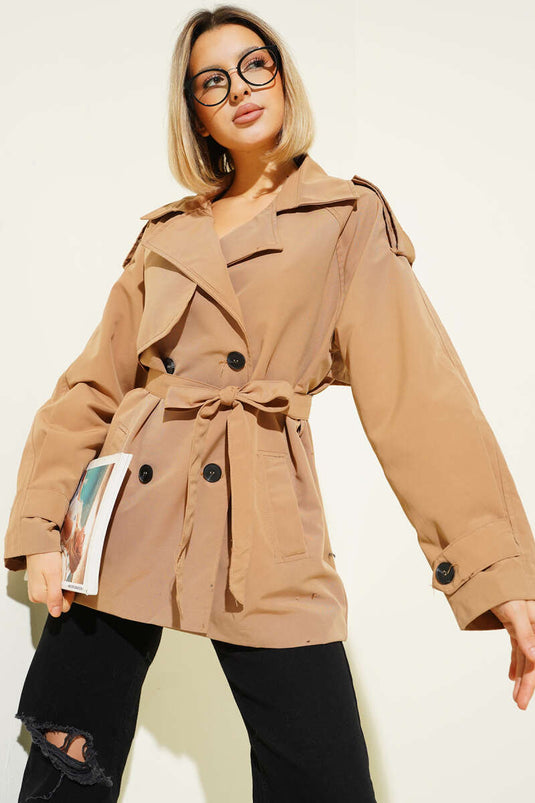 معطف قصير مزدوج الصدر بحزام، لون جملي.