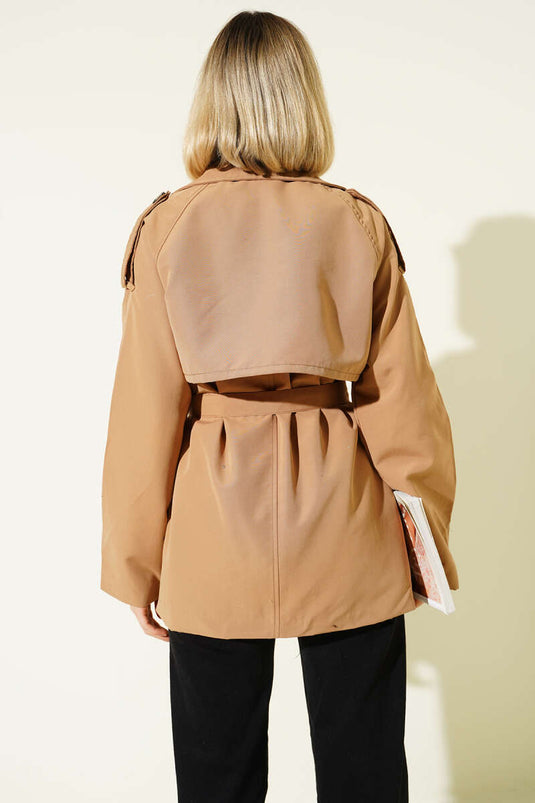 معطف قصير مزدوج الصدر بحزام، لون جملي.