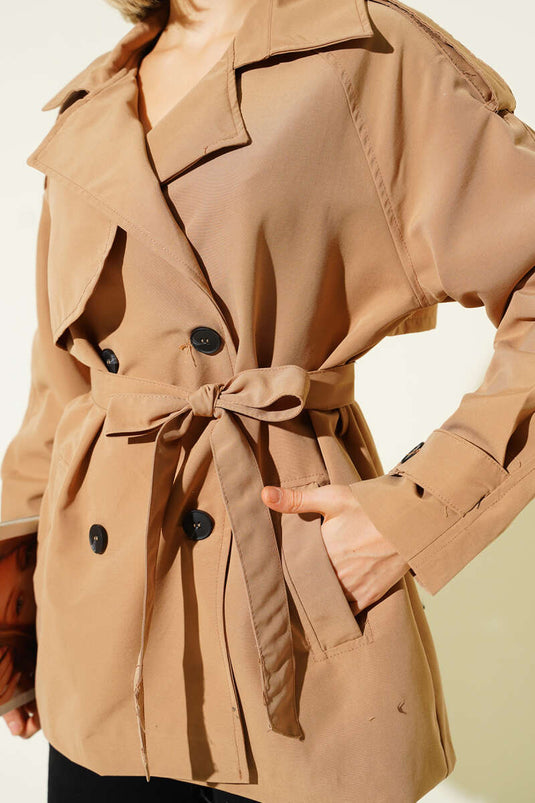 معطف قصير مزدوج الصدر بحزام، لون جملي.