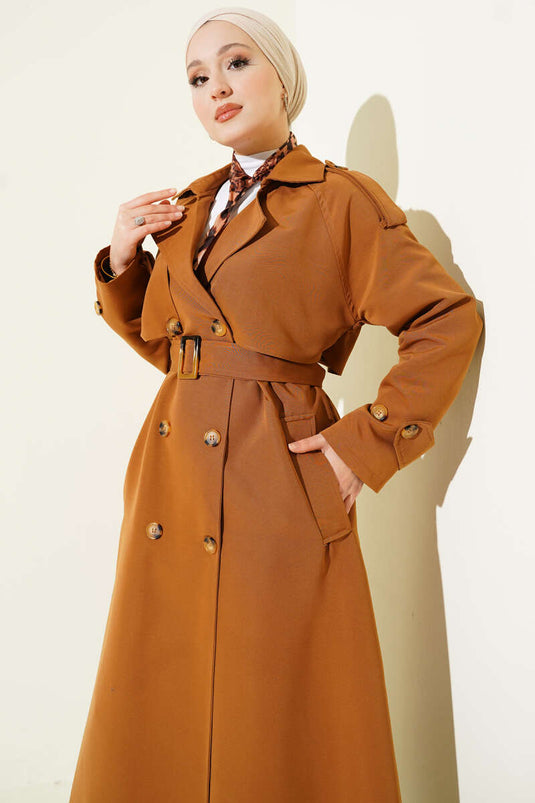 Trench-coat croisé avec cape et ceinture, couleur beige.