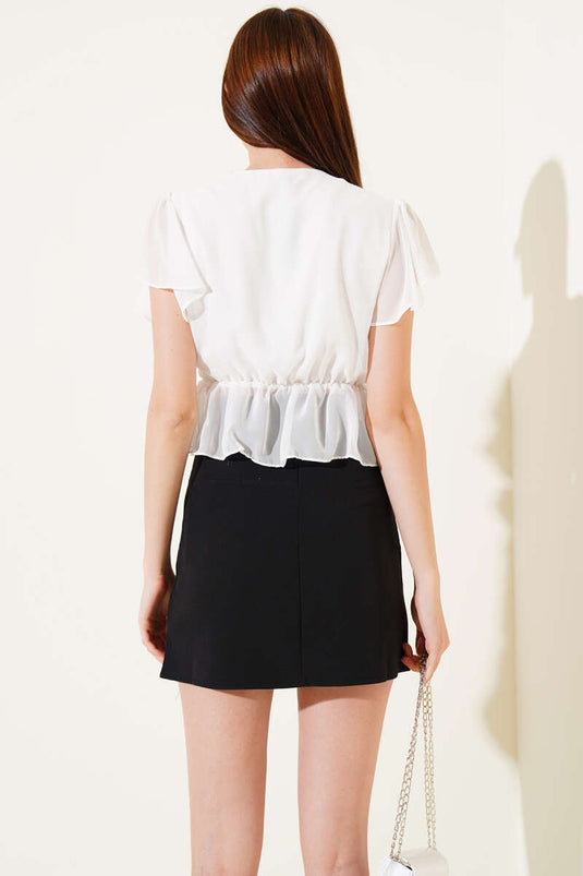 بلوزة شيفون بيضاء ذات ياقة مربوطة وصدر مزدوج