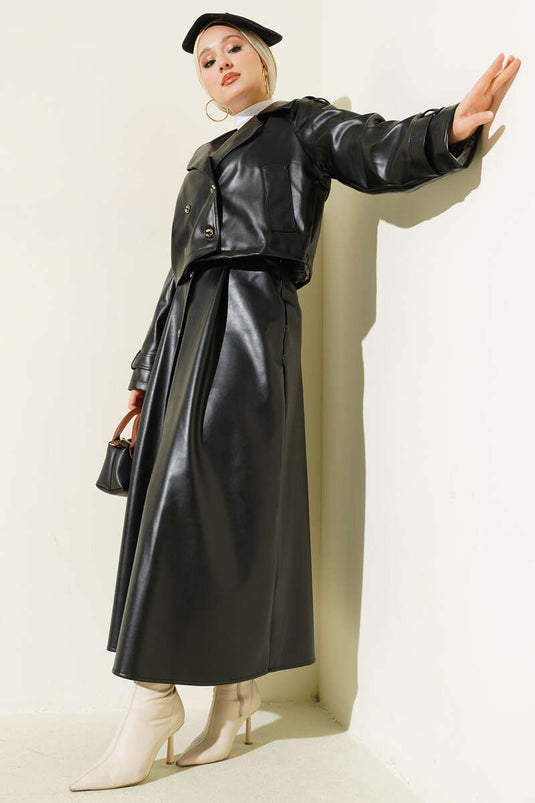 Schwarzer, zweireihiger Lederanzug mit Rock