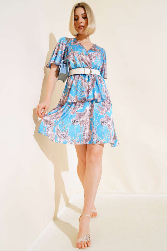 Türkisfarbenes Satinkleid mit doppelreihigem Kragenmuster