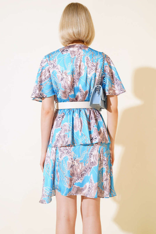 Türkisfarbenes Satinkleid mit doppelreihigem Kragenmuster