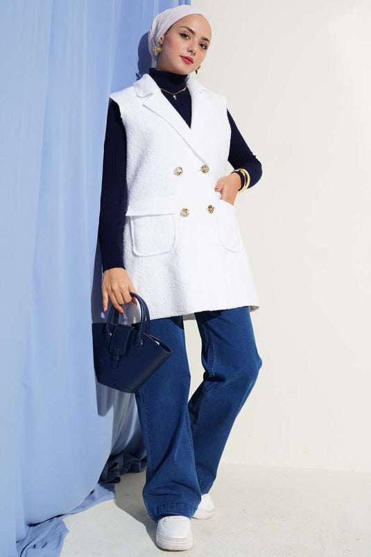 Weiß, zweireihige Weste mit Kragenknöpfen.