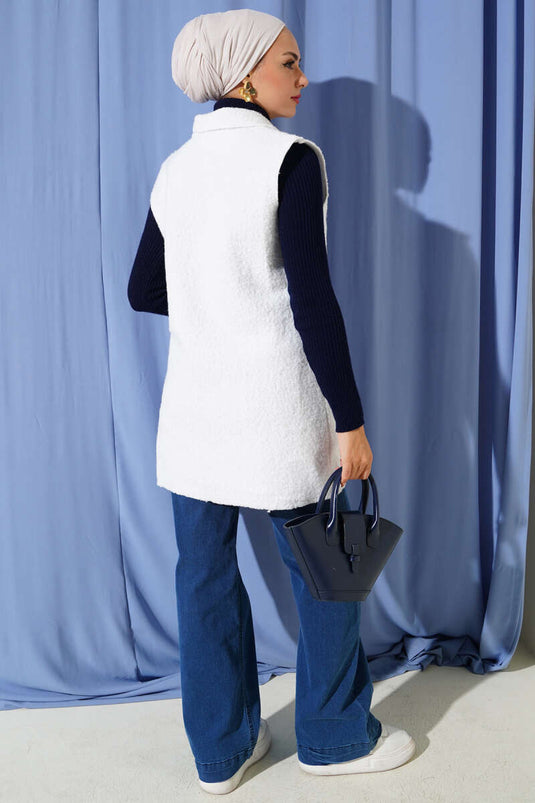 Weiß, zweireihige Weste mit Kragenknöpfen.