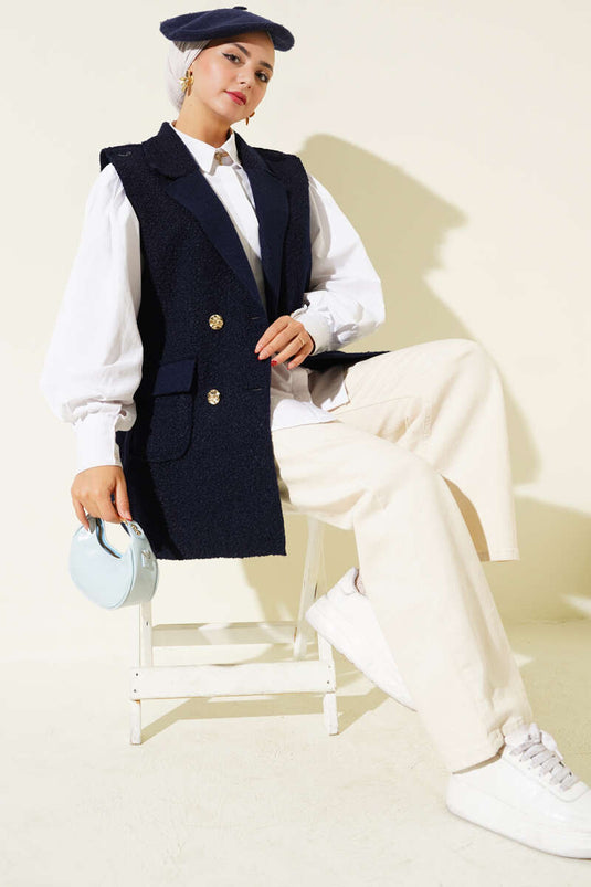 Gilet bleu marine à double boutonnage et col croisé.