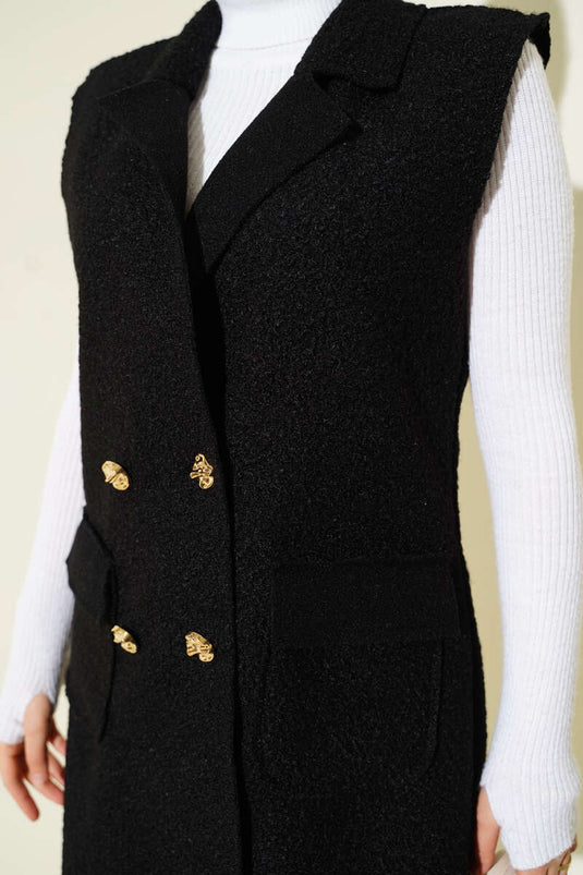 Gilet noir à double boutonnage et col boutonné.