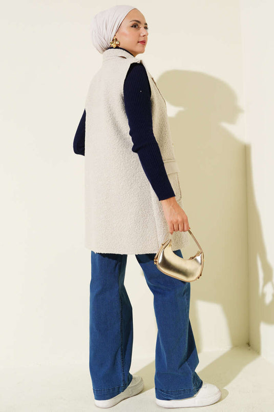 Doppelreihige, geknöpfte Weste mit Kragen und Strassverzierungen.