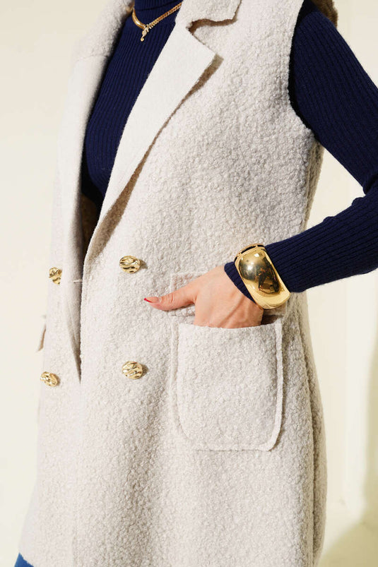 Gilet à double boutonnage avec col et détails en pierre.