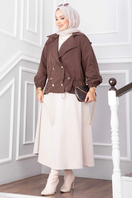 Kurzer, Knopfverschlossener Trenchcoat Mit Wickelkragen In Braun
