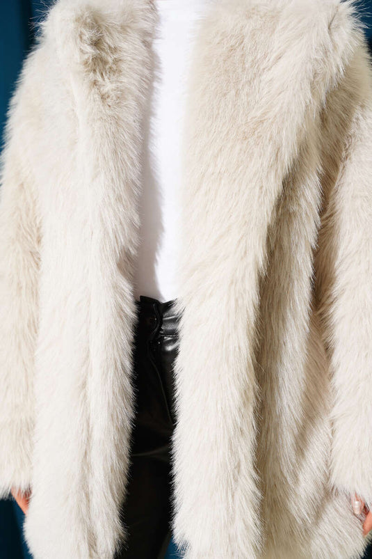 معطف فرو مزدوج الصدر بأزرار من الحجر