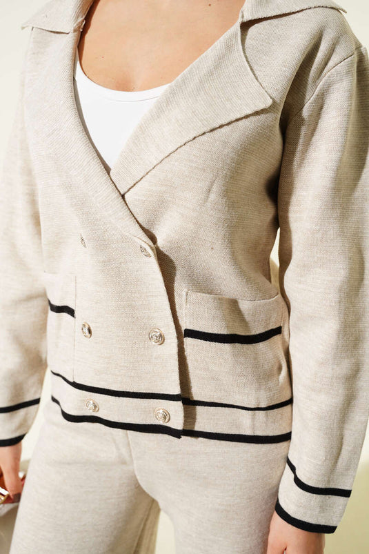 طقم من قطعتين من التريكو، بياقة ملفوفة وأزرار، لون بيج