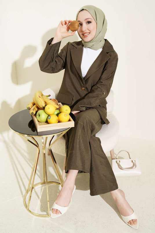 Ensemble kaki avec veste à col croisé et boutons dorés