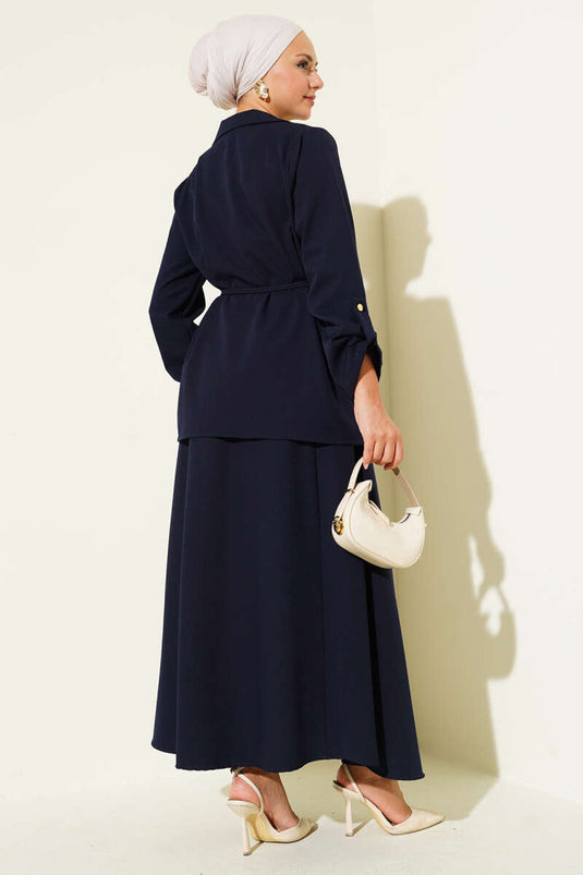 بدلة مكونة من قطعتين، ذات ياقة مزدوجة الصدر وأزرار ذهبية، باللون الأزرق الداكن