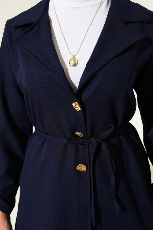 بدلة مكونة من قطعتين، ذات ياقة مزدوجة الصدر وأزرار ذهبية، باللون الأزرق الداكن
