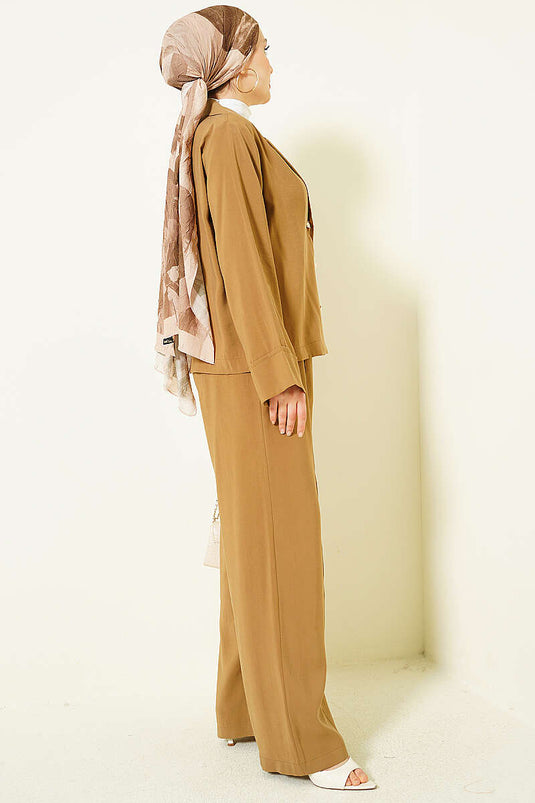 Zweiteiliger Anzug mit Wickelkragen und goldenen Knöpfen, Farbe Camel