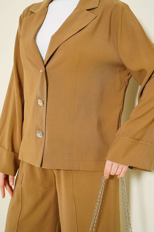 Zweiteiliger Anzug mit Wickelkragen und goldenen Knöpfen, Farbe Camel