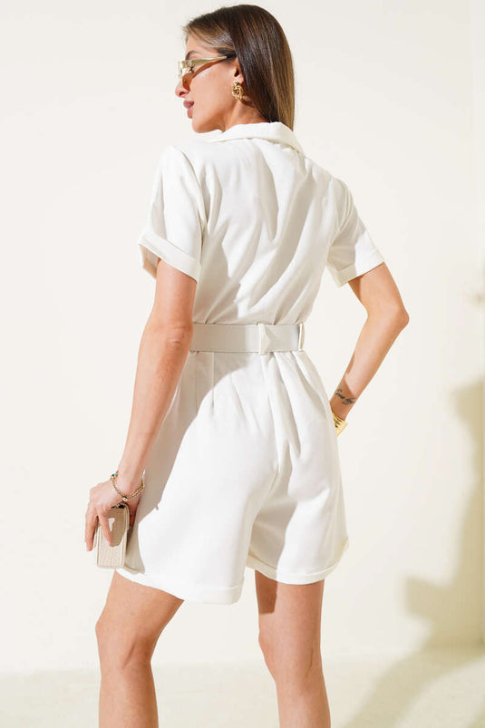 Weißer Jumpsuit mit doppelter Knopfleiste und goldenen Knöpfen