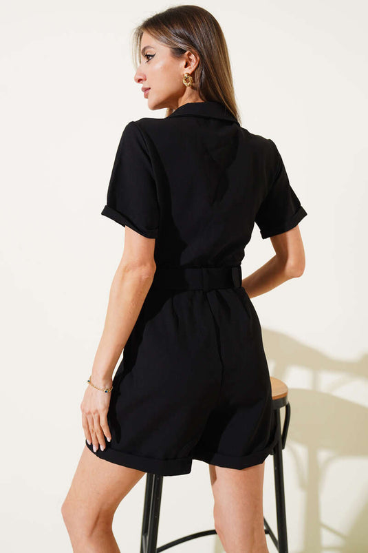 Schwarzer Jumpsuit mit doppelter Knopfleiste und goldenen Knöpfen