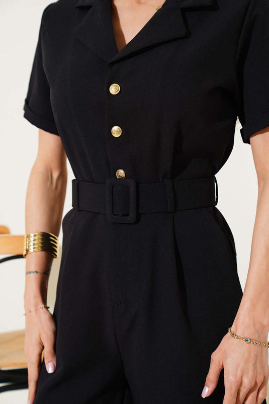 Schwarzer Jumpsuit mit doppelter Knopfleiste und goldenen Knöpfen