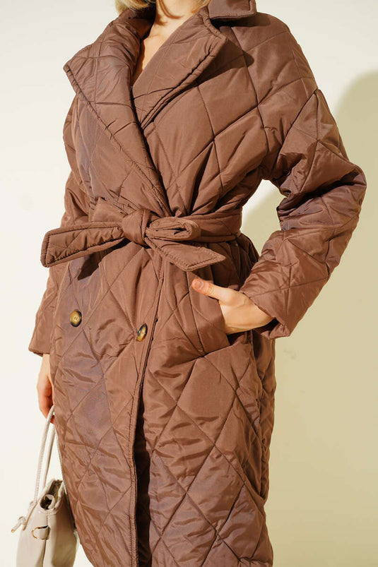 معطف بني اللون، مبطن بحزام، ذو صفين من الأزرار.