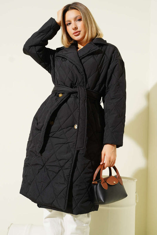 معطف أسود مبطن بحزام، ذو صفين من الأزرار.