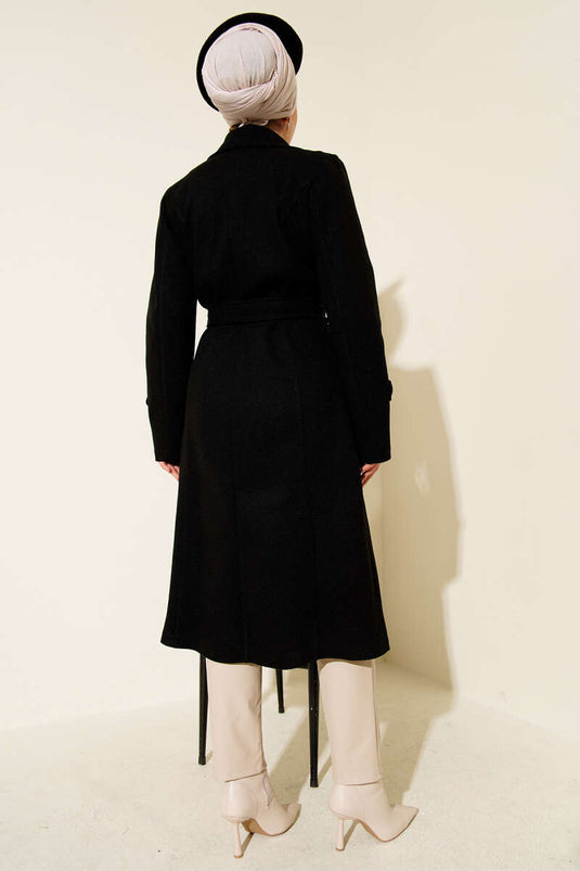 Abrigo de kaşe negro con cuello cruzado