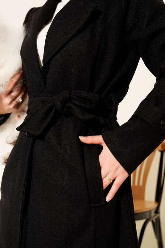 Abrigo de kaşe negro con cuello cruzado