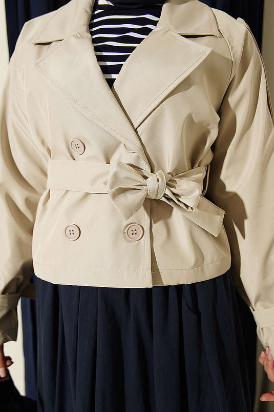 Gabardina Corta Con Cuello Cruzado, Cinturón Y Adornos